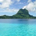 tapeta wallpapper wyspa bora bora góra morze ocean woda drzewa wzniesienie chmury niebo błękitna www.deskopik.dcmzone.net