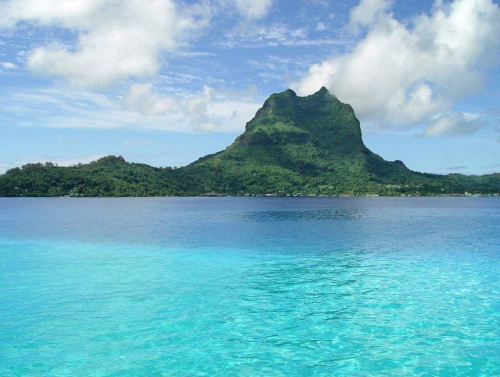 tapeta wallpapper wyspa bora bora góra morze ocean woda drzewa wzniesienie chmury niebo błękitna www.deskopik.dcmzone.net