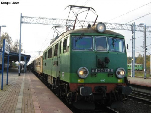 21.10.2007 (Rzepin) EU07-088 z pociągiem osobowym z Frankfurtu N/O do Poznania Gł.