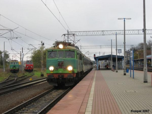 21.10.2007 (Rzepin) EU07-225 z pociągiem osobowym z Poznania Gł do Frankfurt N/O