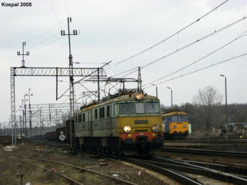 26.01.2008 ET41-061 (CM Łazy) z pociągiem towarowym rusza z KOB.