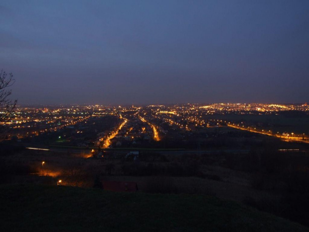 Widok na Tarnów nocą z góry Św. Marcina