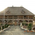 Drewniany spichlerz galeriowy z 1783r. przeniesiony z Borowna pod zamek w Olsztynie/k. Cz-wy i tamże zrekonstruowany