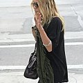 MK stops at Gil Turners Liquor store in West Hollywood-paparazzi grudzień 2007