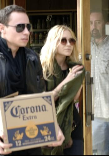 MK stops at Gil Turners Liquor store in West Hollywood-paparazzi grudzień 2007