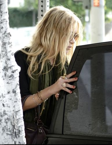 MK stops at Gil Turners Liquor store in West Hollywood-paparazzi grudzień 2007