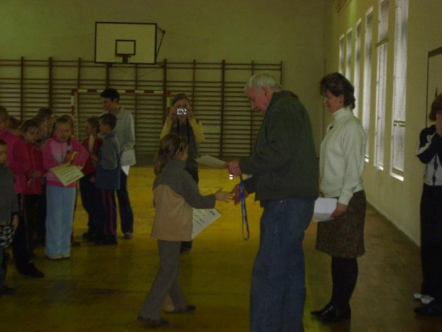 Dziś o godz.10,00 odbyły się zawody sportowe Klas 1-3.
Nasza klasa zajęła pierwsze miejsce.!!!!!Był to ciężki dzień dla mnie emocje się udzielały.O 14,00 turniej piłki nożnej i....