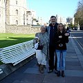 WINDSOR. Prze zamkiem królowej, pamiątkowe zdjęcie moje, żony i córki. #Windsor #wycieczka #zwiedzanie #rodzina