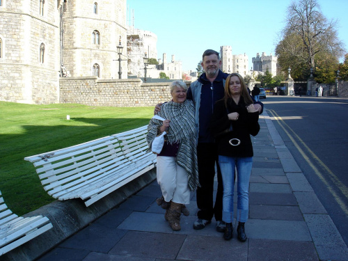 WINDSOR. Prze zamkiem królowej, pamiątkowe zdjęcie moje, żony i córki. #Windsor #wycieczka #zwiedzanie #rodzina