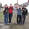 Ci odważni chlopcy trochę się bali niedźwiedzia