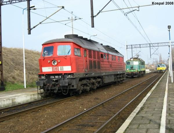 24.02.2008 BR234 180-8 i EU07-012 czkają przy peronie 5 na godzinę odjazdu z EC i Kasztanem.