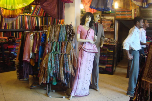 Sklep z Sari ( ubiór kobiet na Sri Lance)