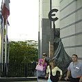 wycieczka po Brukselii-Europarlament,przy pomniku Euro