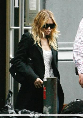 Ashley walking in NYC-paparazzi luty 2008