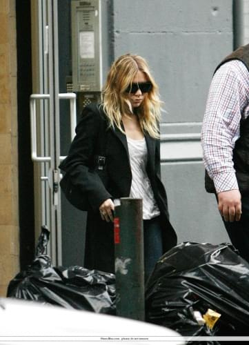 Ashley walking in NYC-paparazzi luty 2008