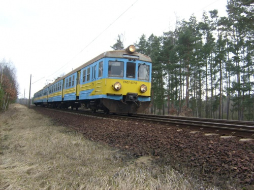 EN57-977 zbliża się do stacji Namyślin