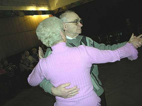in blanco - "bellissima" - klub seniora śpiewa piosenki o miłości. projekt artystyczny. tańczący seniorzy.
