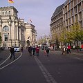 Berlin, Reichstag. Ta "sciezka" posrodku, to slad po Murze Berlinskim.