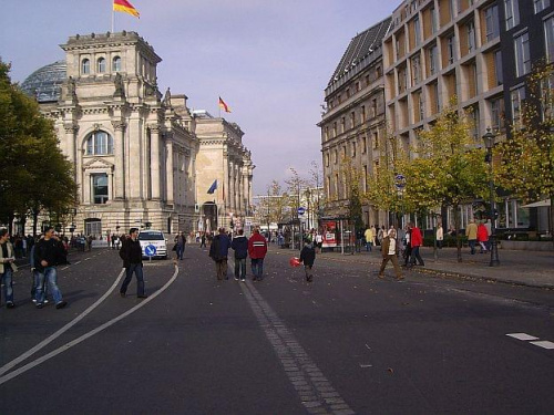 Berlin, Reichstag. Ta "sciezka" posrodku, to slad po Murze Berlinskim.