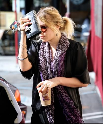 MK stops by Coffee Bean before heading to a hair salon in West Hollywood-paparazzi luty 2008