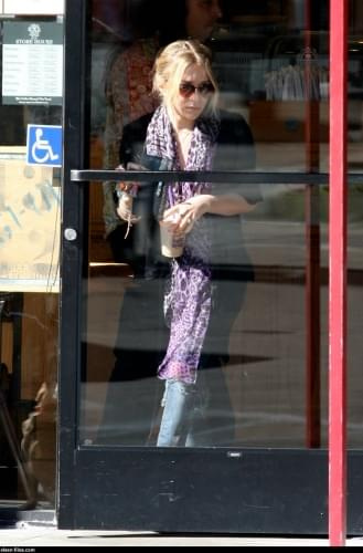 MK stops by Coffee Bean before heading to a hair salon in West Hollywood-paparazzi luty 2008