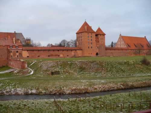 Daleki zamek #zamek #rzeka #Malbork