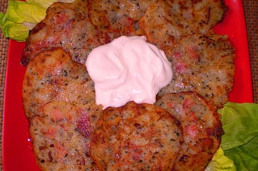 Placki ziemniaczane z majerankiem.Przepisy: www.foody.pl , WWW.kuron.pl i http://kulinaria.uwrocie.info/ #DrugieDania #obiad #kulinaria #jedzenie #ziemniaki #placki