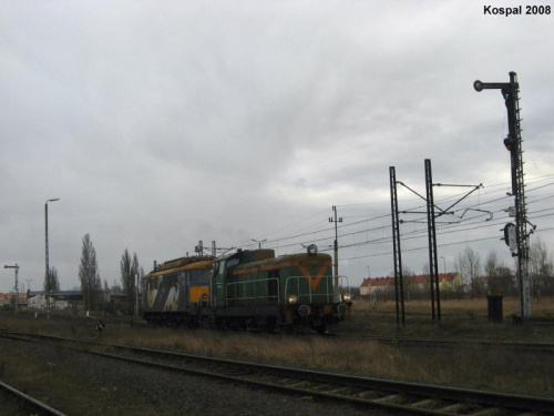 17.03.2008 SM42-2442 + ET21-22 (CTL) zjeżdżają lokomotywowni by po chwili udać się w kier. Rzepina.