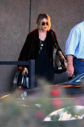 MK arriving at Los Angeles airport from New York-paparazzi marzec 2008