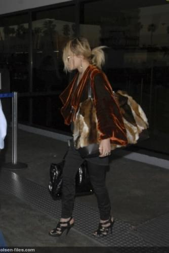 MK arriving at Los Angeles airport from New York-paparazzi marzec 2008