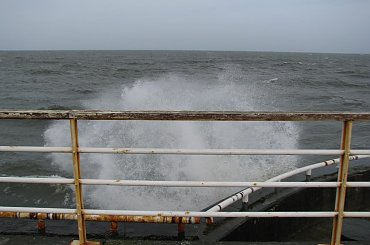 Fale sztormowe przy kołobrzeskim molo #sztorm #kołobrzeg