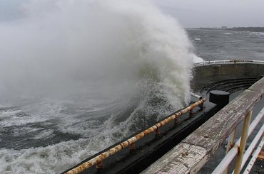 Fale sztormowe przy kołobrzeskim molo #sztorm #kołobrzeg