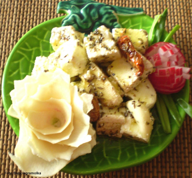 Ser biały w oliwie i ziołach.Przepisy: www.foody.pl , WWW.kuron.pl i http://kulinaria.uwrocie.info/ #przystawki #ser #jedzenie #kulinaria