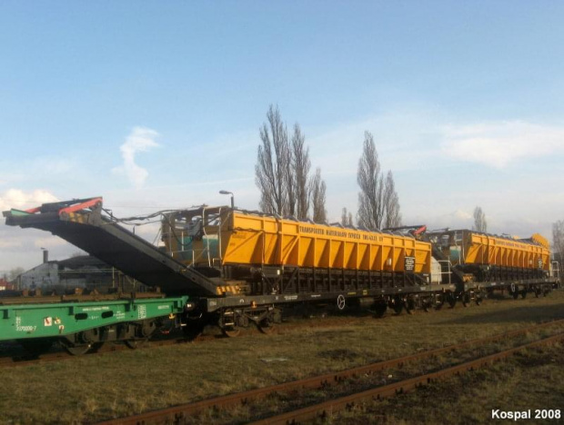 27.03.2008 Transporter materiałów sypkich TMS-40.01 09 własność firmy PNI stoi przy torze 100 na KoB.