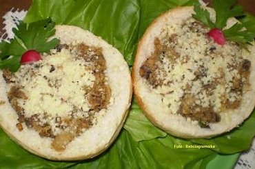 Bułki faszerowane pieczarkami.Przepisy: www.foody.pl , WWW.kuron.pl i http://kulinaria.uwrocie.info/ #kanapki #bułki #pieczarki #zapiekanki #śniadanie #kolacja #przystawki #jedzenie #kulinaria