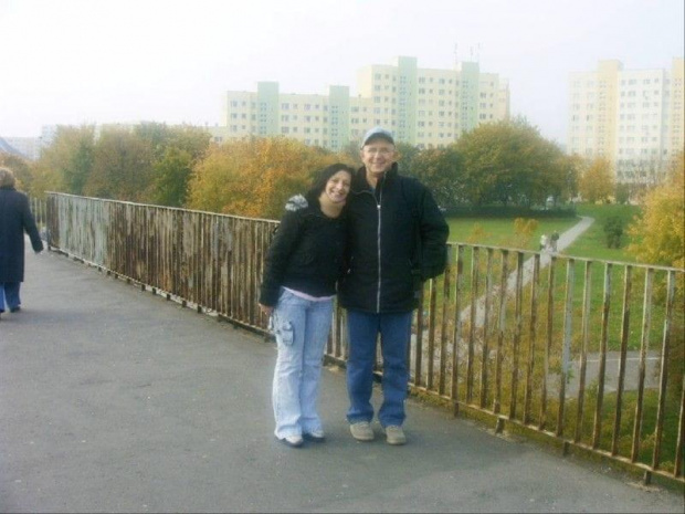 Zbliżam się aby powitać moich gości - Kasię i Włodka - na estakadzie nad byłym pasem startowym na Zaspie
