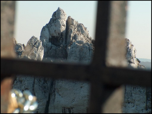 Widok z zamku Ogrodzieniec na pobliskie skały.