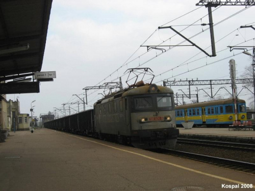 05.04.2008 (Krzyż) 182 024-0 [CTL] ze skłdem węglarek przejeżdża przez dworzec kierując się na Szczecin.