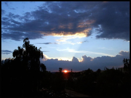 Łaskotanie chmur. Aparat Fine Pix A 310 z 3 mln pikseli. #zachód #słońce #ŁaskotanieChmur