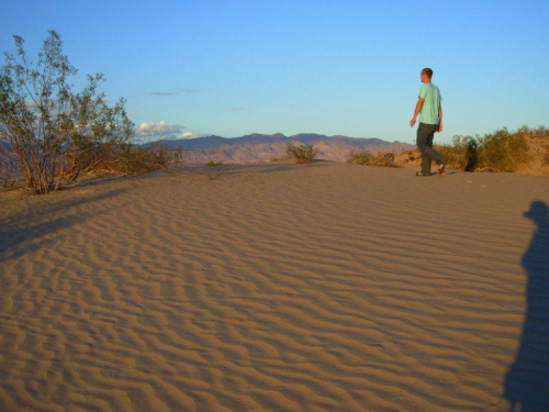 złociste piaskowe wydmy -krajobraz wygląda jak Sahara-gorący piasek-ale to nie nowość przeciez znajdowalismy w najgorętszym miejsu w USA-południowa Kalifornia