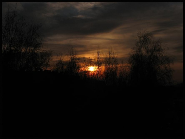 Kolejna porcja zachodów z dnia 08.04.2008. Gdy brak chmur, codziennie łowię słońce swoim aparatem. Byłoby grzechem przepuścić takiego malarza, jakim jest natura. #zachód #słońce #niebo