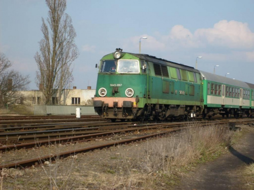 Poznańska SU45-097 z tradycyjnym pociągiem na haku kończy bieg na stacji Kostrzyn