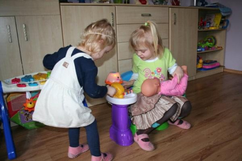 Prezenty na urodziny dziewczynek. Agnieszka dostała lalkę, a Julia krzeszełko uczydełko:)