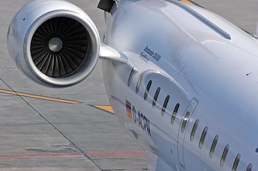 Silniczek crj701 z bliska #Lufthansa #EPKK