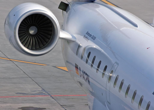 Silniczek crj701 z bliska #Lufthansa #EPKK