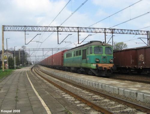 19.04.2008 (Czerwieńsk) ST43-406 ze bruttem z Guben wjeżdża na stację, gdzie będzie zmiana loka.
