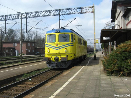 19.04.2008 (Czerwieńsk) ( 060DA-1079) firmy LOTOS manewruje na stacji po przyjeździe z Guben.