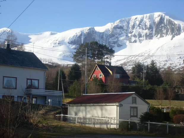 Nad zabudowaniami Rovde górują szczytySandegga 970 m.n.p.m . Trollkoppehornet 973 m.n.p.m i Storhornet 866 m.n.p.m