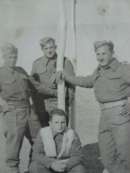 Iran 1943 - w środku stoi Bronisław Machoń.