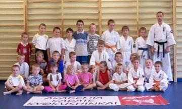 Jakub i Kacper w grupie najmłodzszych karateków